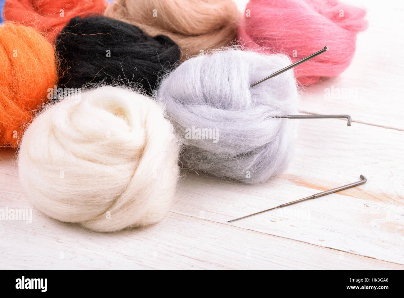 Close up de laine feutrage aiguille kit sur la surface en bois Banque D'Images
