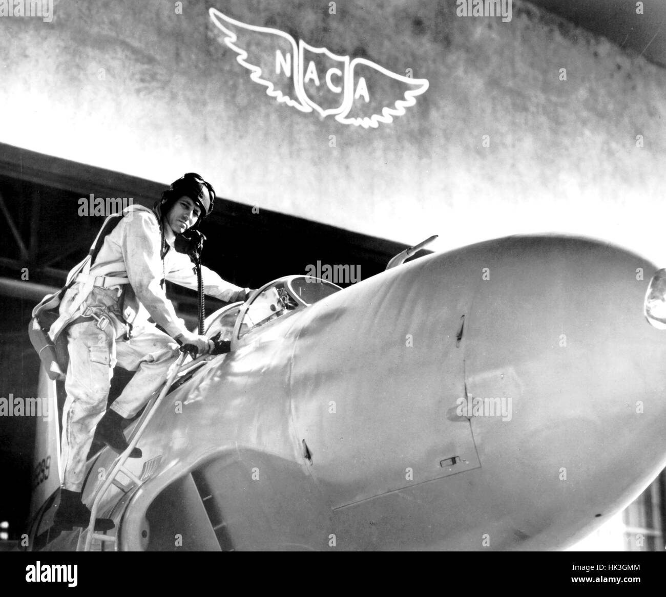 Pilote d'essai Lawrence Clousing Lockheed P-80 à bord d'un aéronef pour un vol d'essai à la NASA Ames Research Center de Mountain View, Californie, avec un logo de la NACA visible à l'arrière-plan, 1960. Image courtoisie de la NASA. Banque D'Images