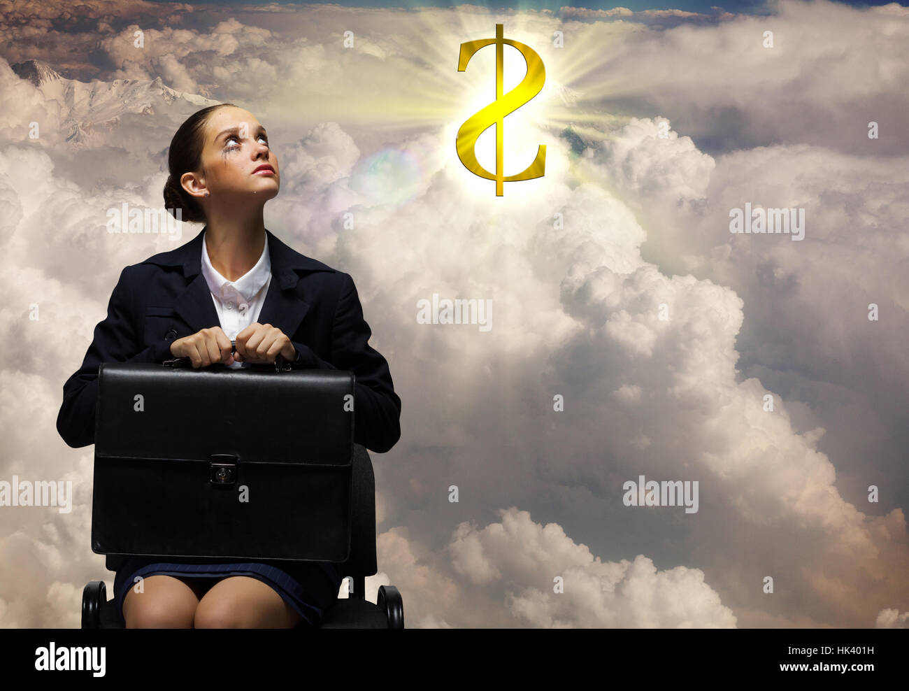 Contrarié businesswoman sitting on chair avec une valise à la main Banque D'Images