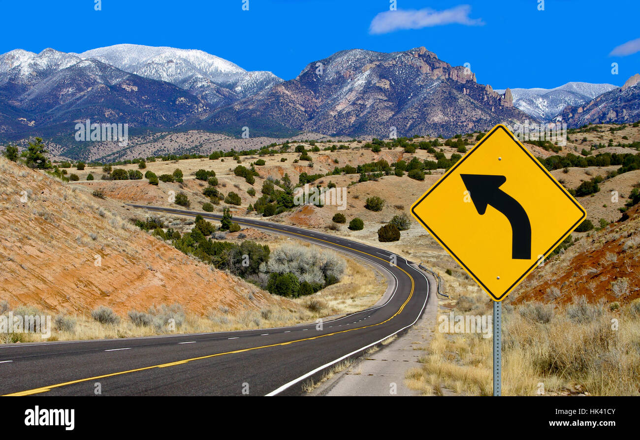 La circulation, les transports, l'avertissement, courbe, signer, flèche, virage à gauche, route, rue, Banque D'Images