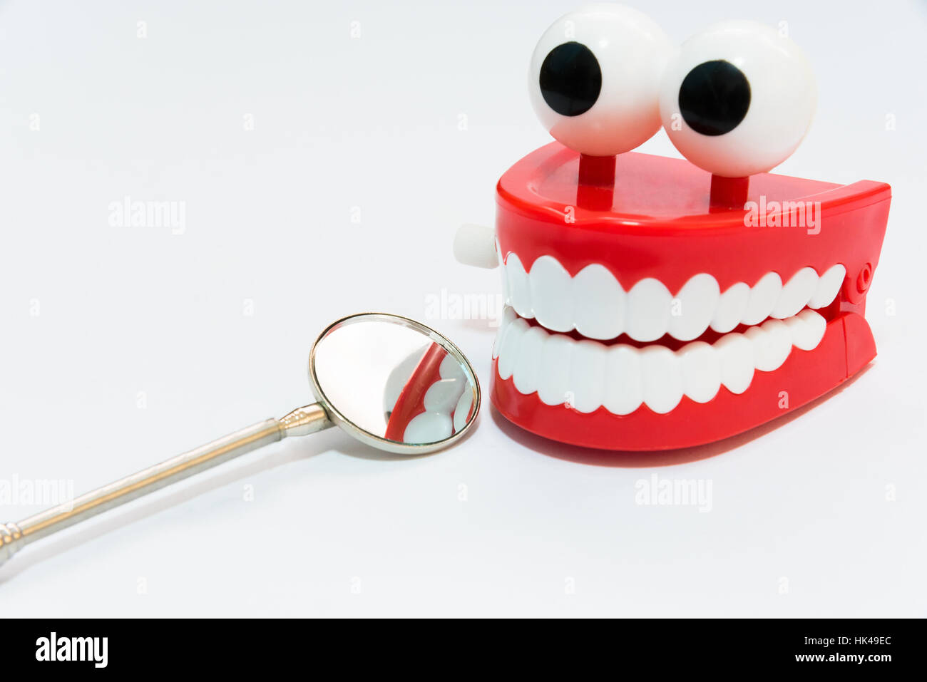 Concept de soins dentaires sur fond blanc avec miroir dentiste tool check up blague liquider broutement des dents saines, selective focus Banque D'Images