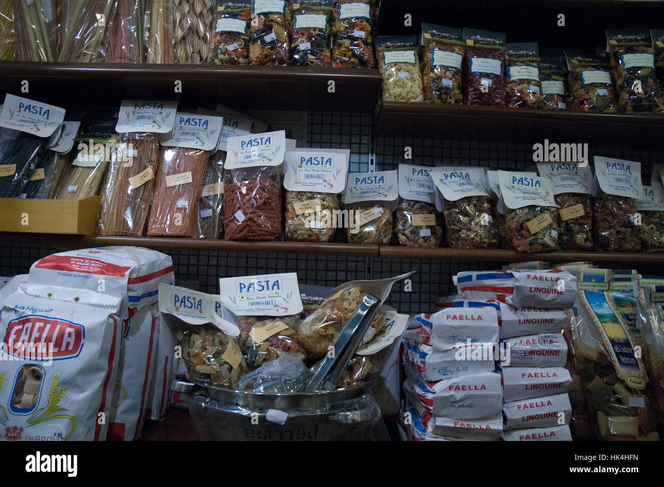 Les pâtes pour la vente dans un magasin d'alimentation, Rome, Italie Banque D'Images