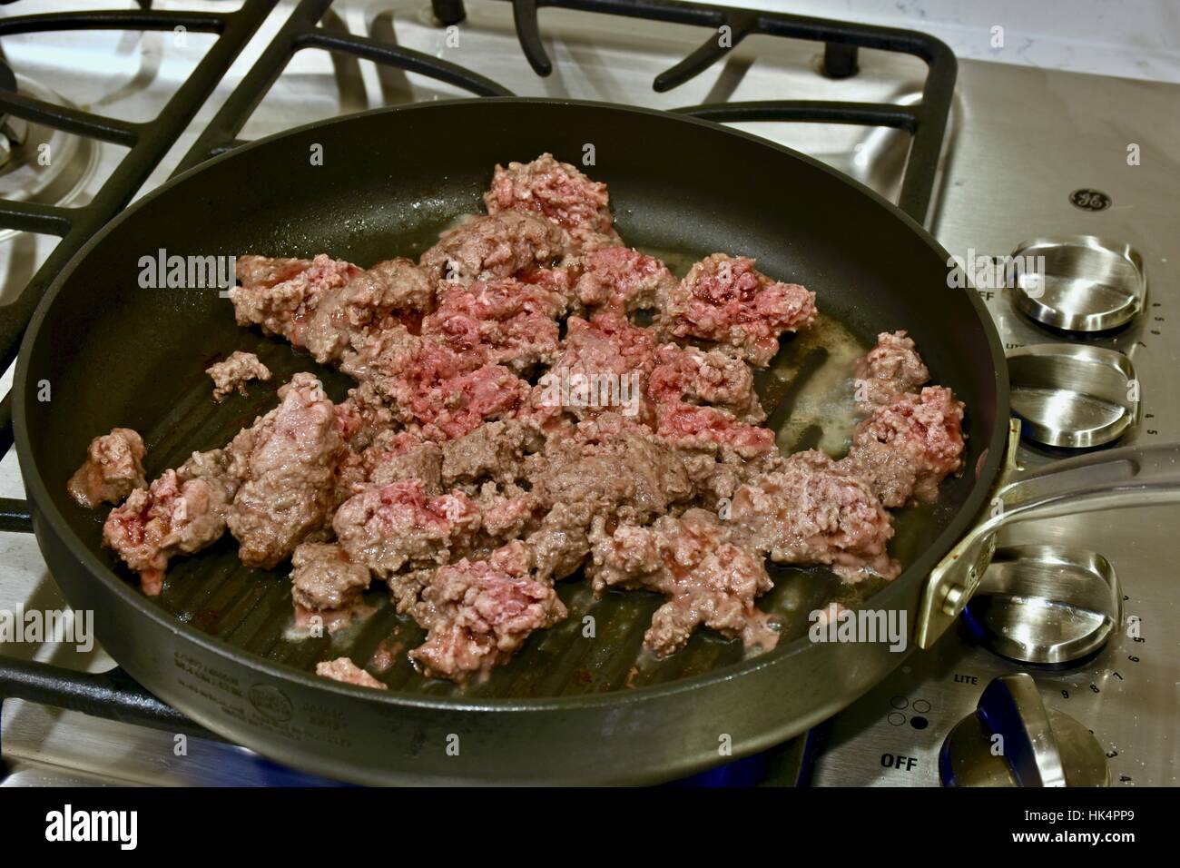 La cuisson de la viande bovine en préparation d'un repas Banque D'Images