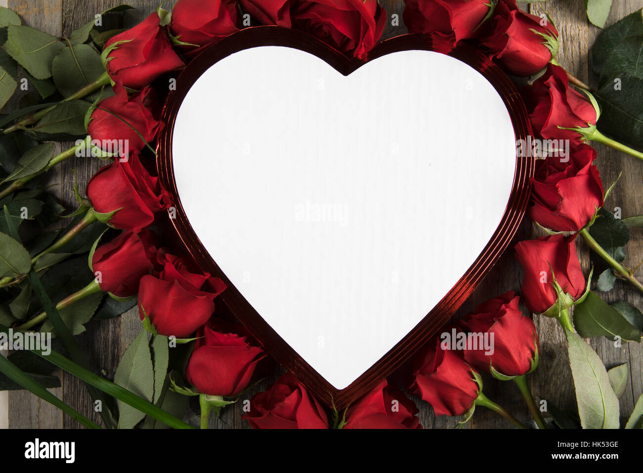Roses rouge romantique en forme de cœur entourant fort avec copie espace blanc. Banque D'Images