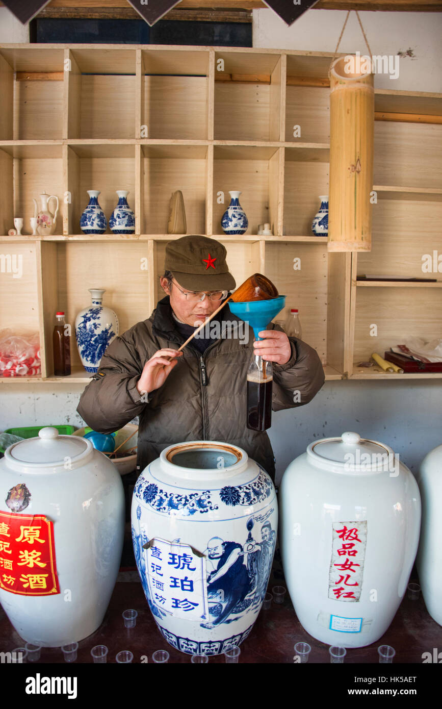 Du vin local dans le village ancien de l'UNESCO de Xidi, Anhui, Chine Banque D'Images