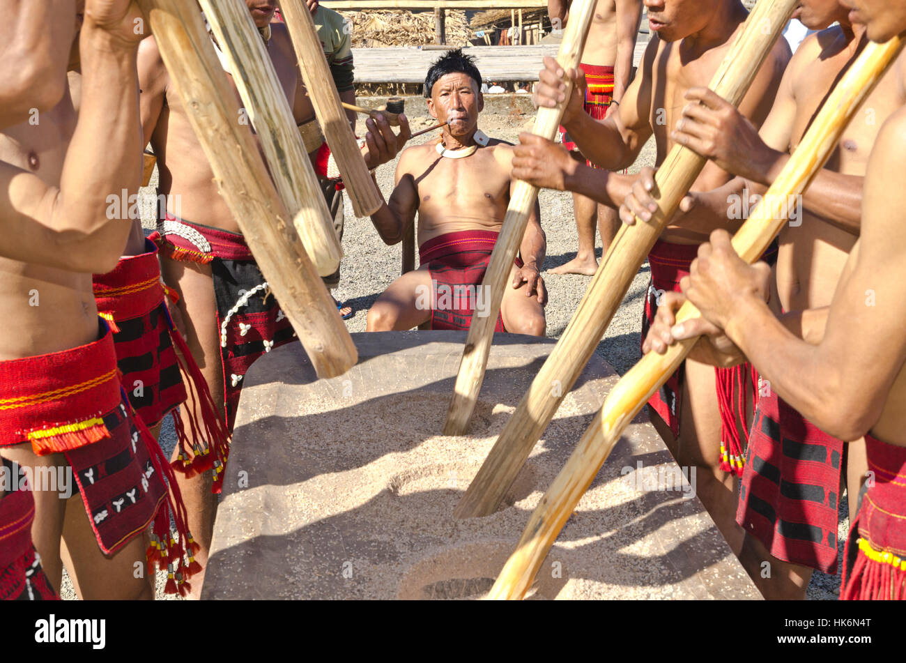 Les membres de la tribu-samdom montrent leur mode traditionnel d'écraser les cultures à hornbill-festival Banque D'Images