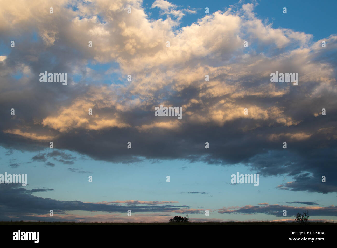 Les formations nuageuses juste avant le coucher du soleil, ne le Queensland en Australie. Banque D'Images