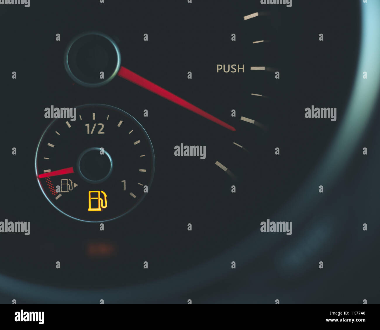 Repoussent les limites d'exécution sur voiture vide compteur de mot avec jauge de carburant push avec les aiguilles rouges et le carburant noir argent rouge Essence Essence Gaz Banque D'Images