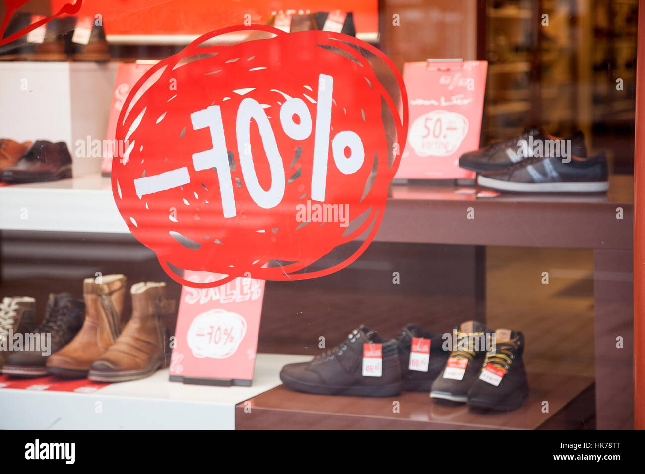 Des chaussures pour la vente et l'achat en ligne de magasin de chaussures  dans la fenêtre d'affichage Photo Stock - Alamy