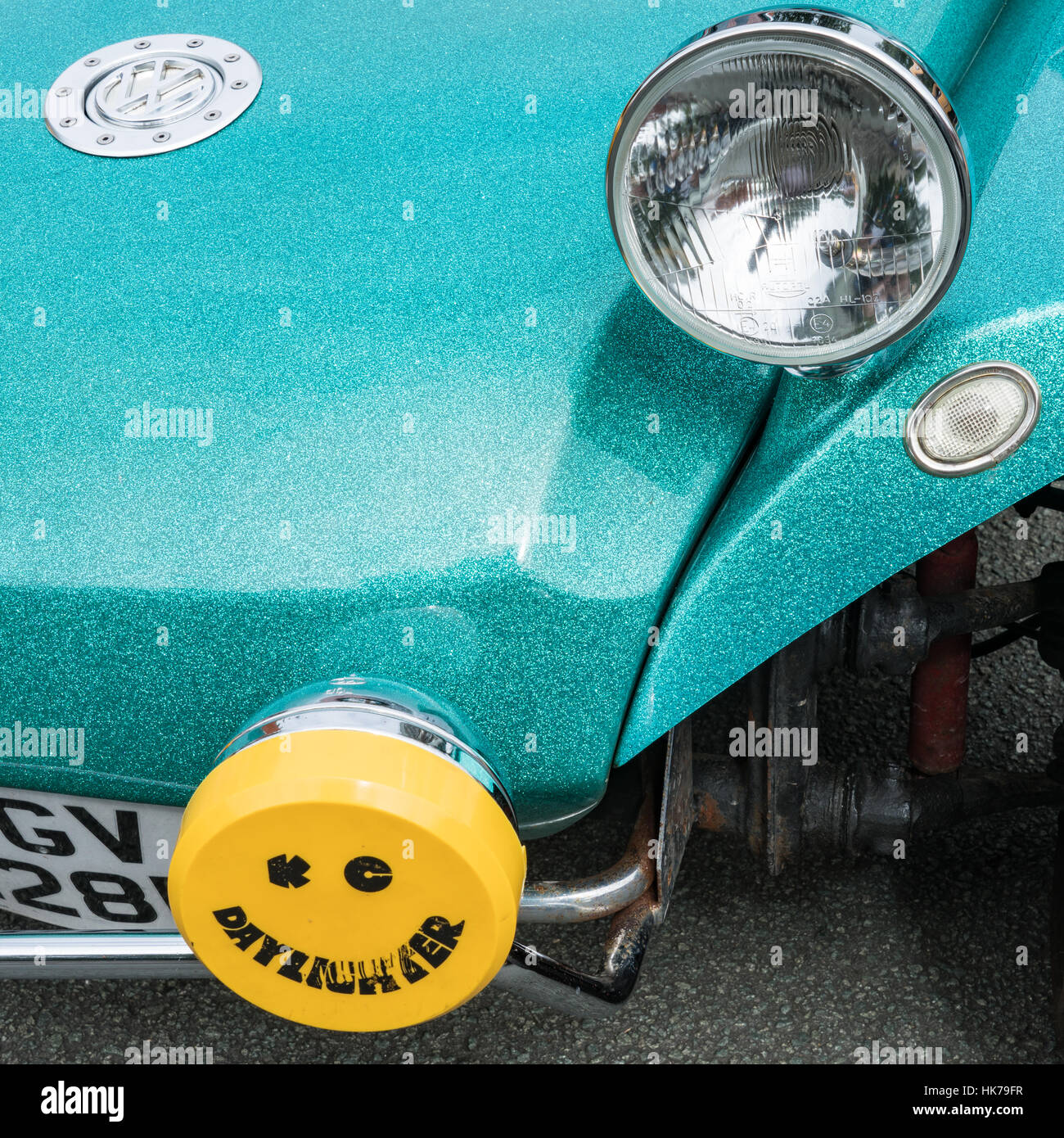 Coup de projecteur sur un smiley vert métallique Plage VW Buggy au salon floral de Prestatyn Banque D'Images