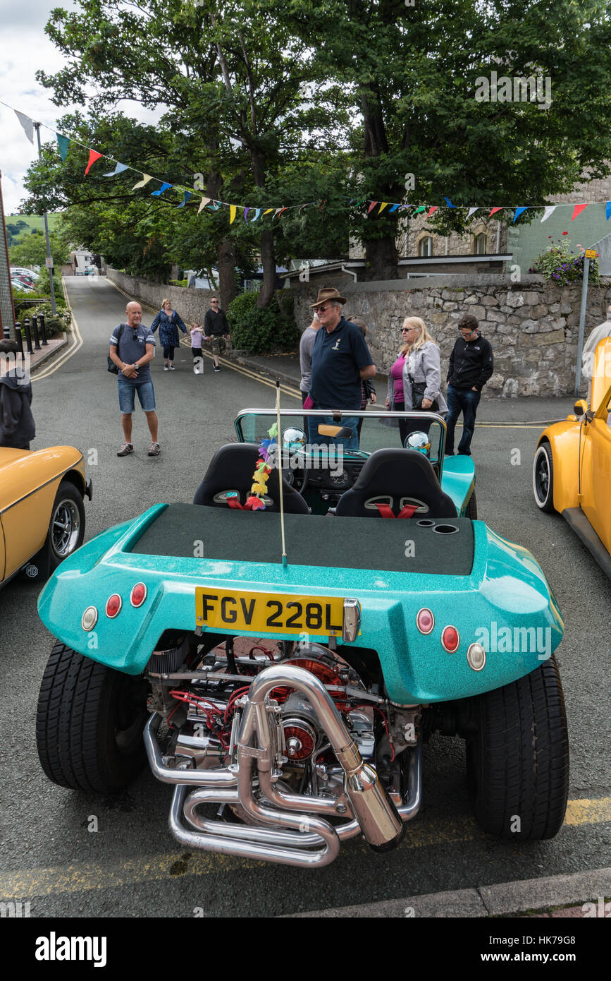 Un vert métallique Plage VW Buggy au salon floral de Prestatyn Banque D'Images