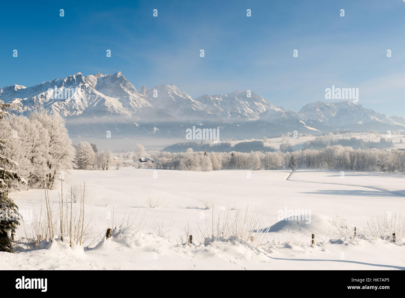 Winter Wonderland autrichienne avec des montagnes, de la neige fraîche et la brume Banque D'Images