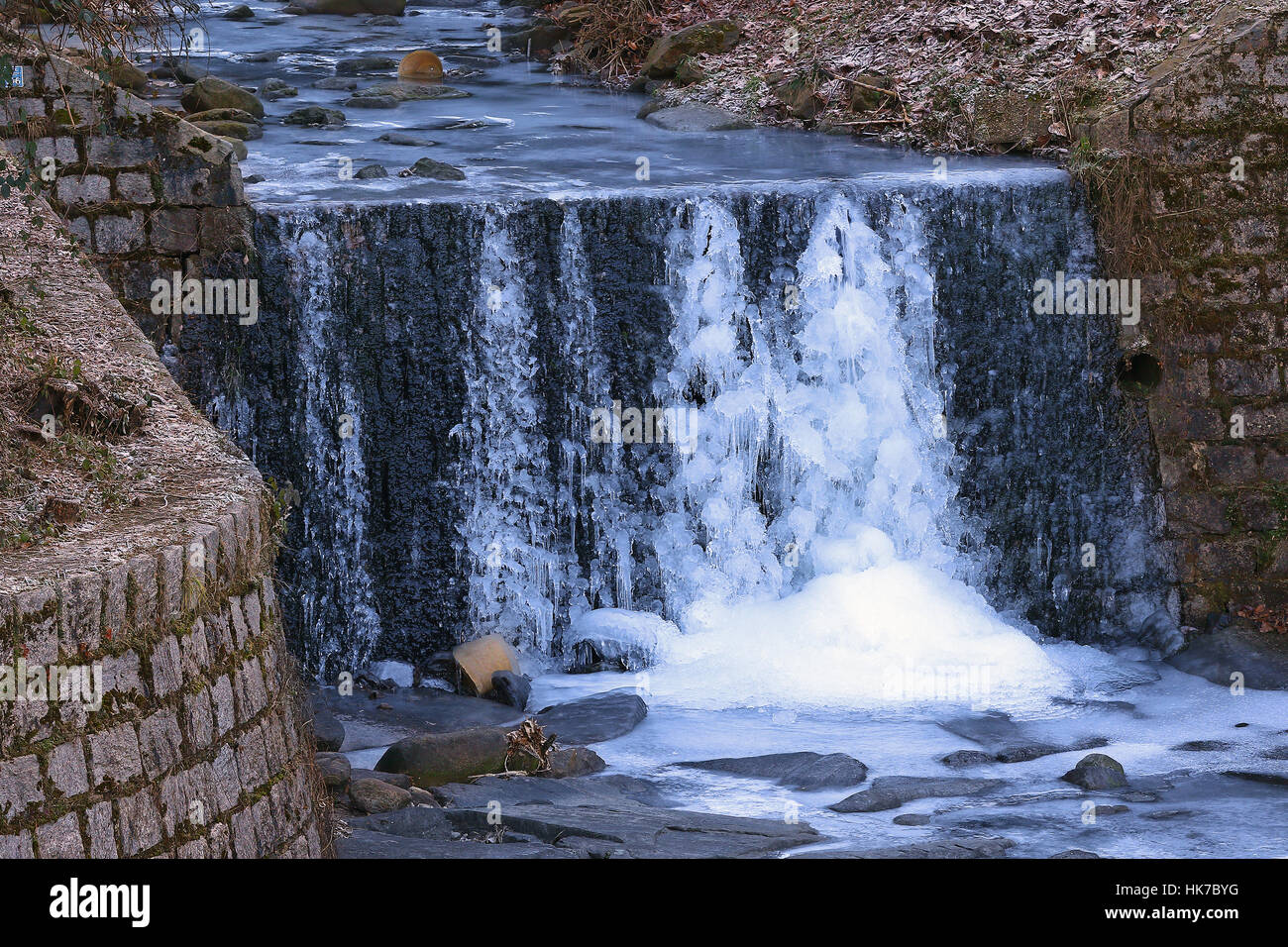 Cascade de glace complètement en hiver Banque D'Images