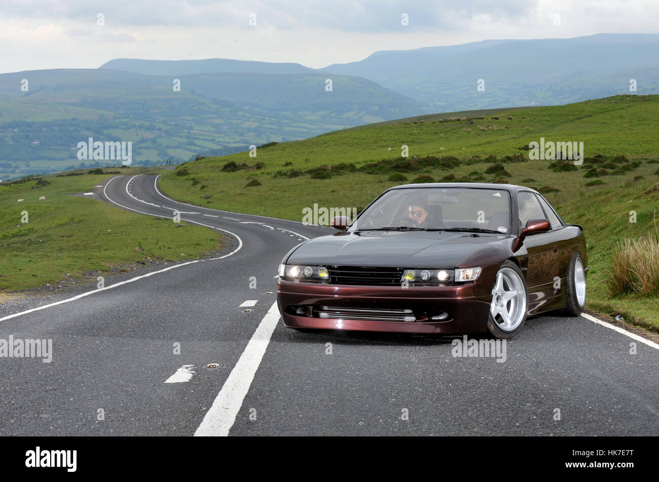 1991 Nissan Silvia S13 de modification et mise au point des voitures de sport japonaises sur une route de montagne à distance Banque D'Images