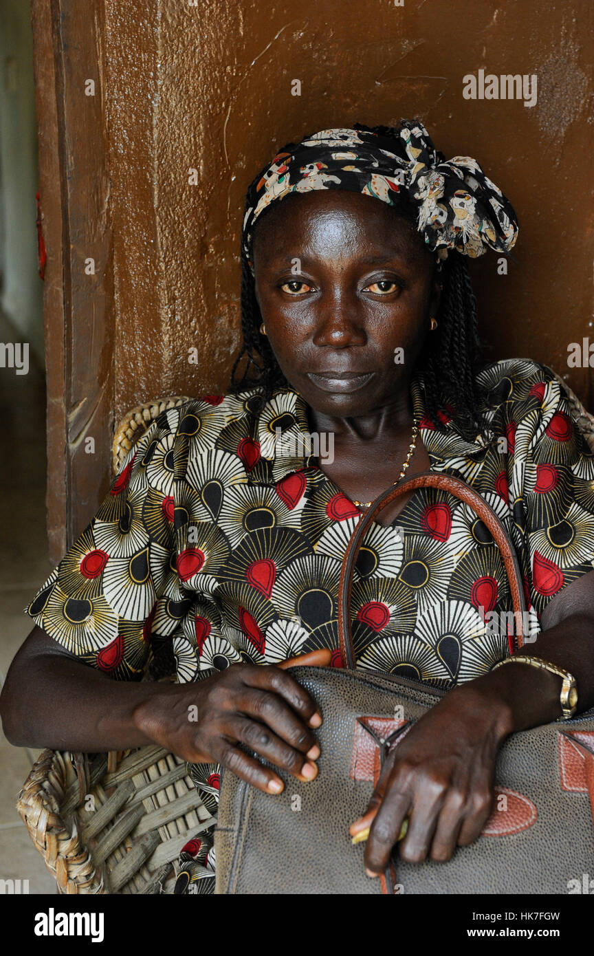 SIERRA LEONE, Tombo, portrait de femme avec sac en cuir Banque D'Images