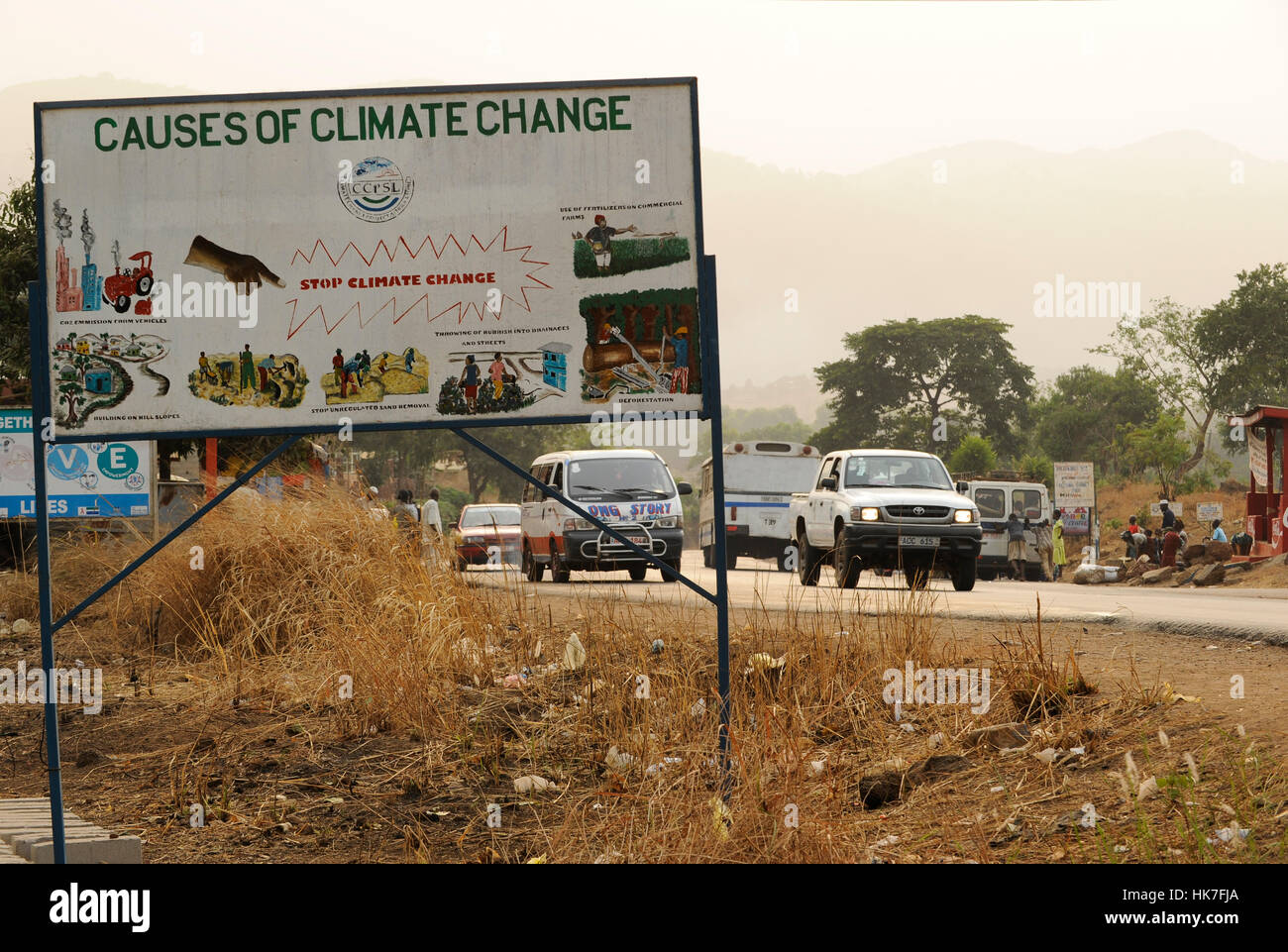 SIERRA LEONE, FREETOWN, le changement climatique et de signe de circulation routière Banque D'Images