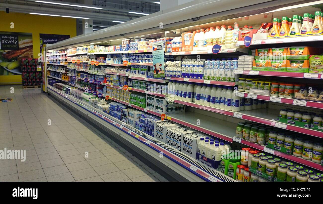 TESCO store intérieur. Les rayons des magasins avec de la nourriture. Banque D'Images