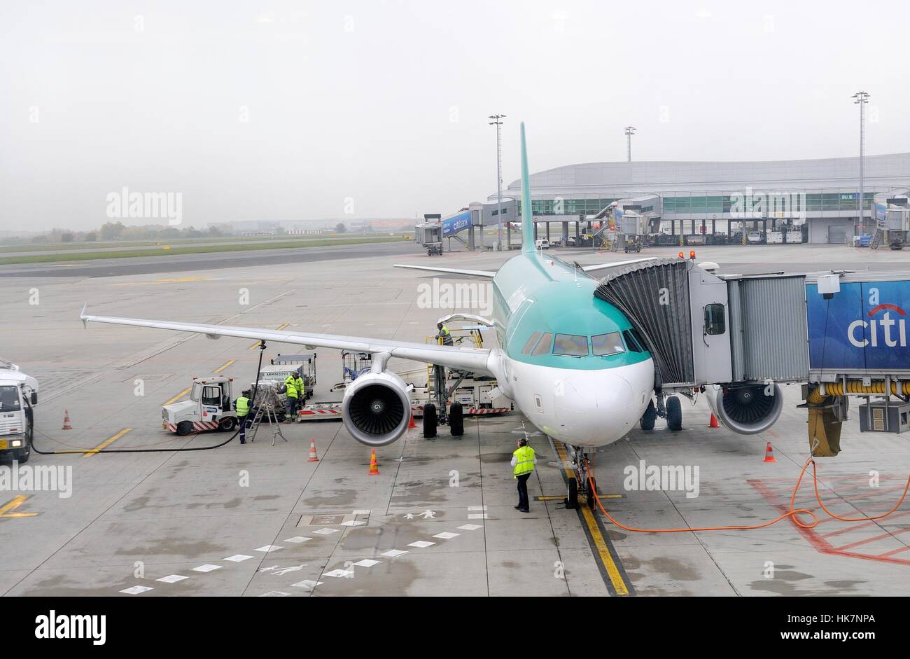 Aer Lingus Airbus A320 embarquement à l'aéroport de Prague Vaclav Havel. Banque D'Images