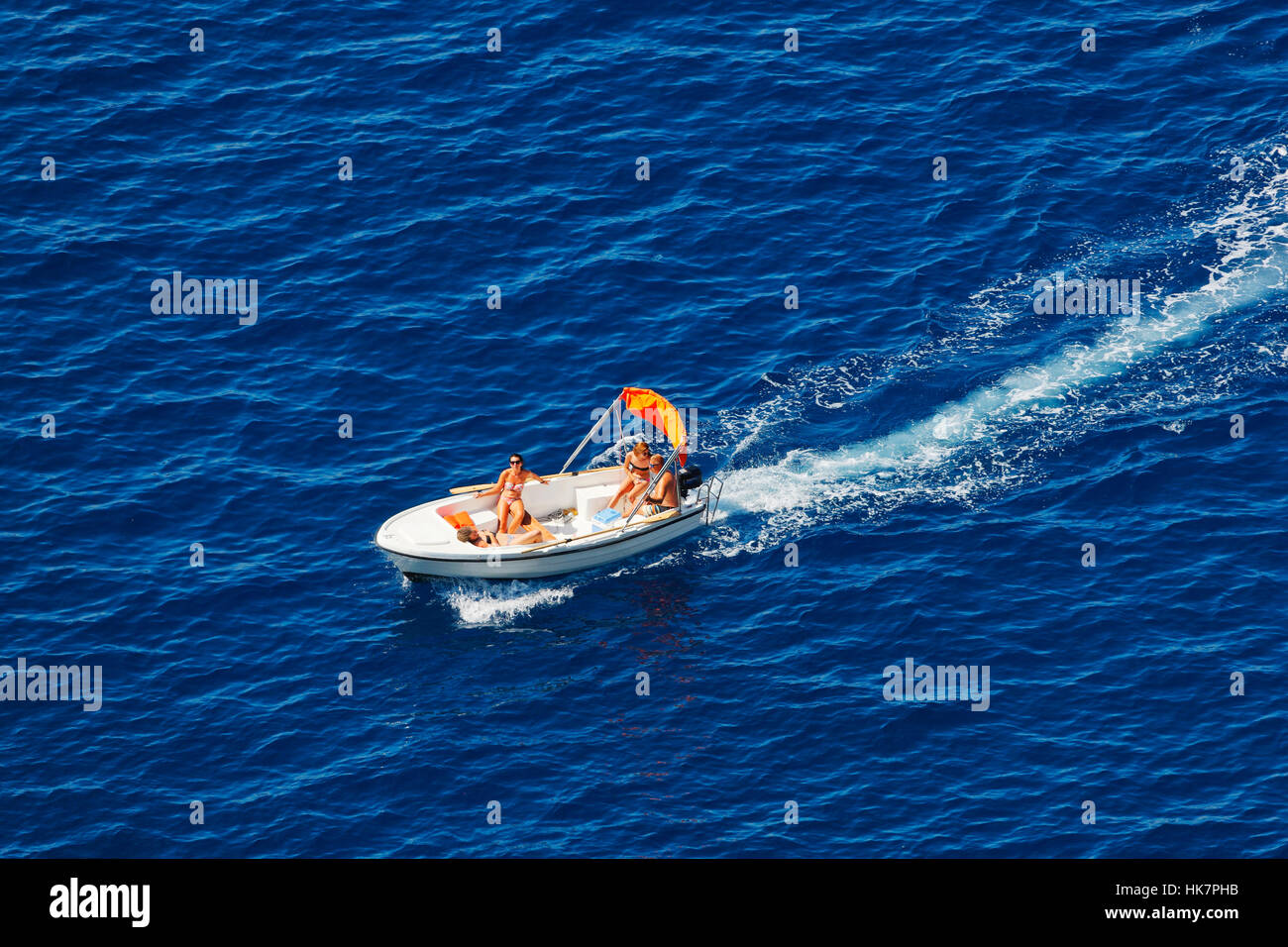 Une vue de l'air d'un petit bateau avec les touristes, à glisser à travers la mer Adriatique Banque D'Images
