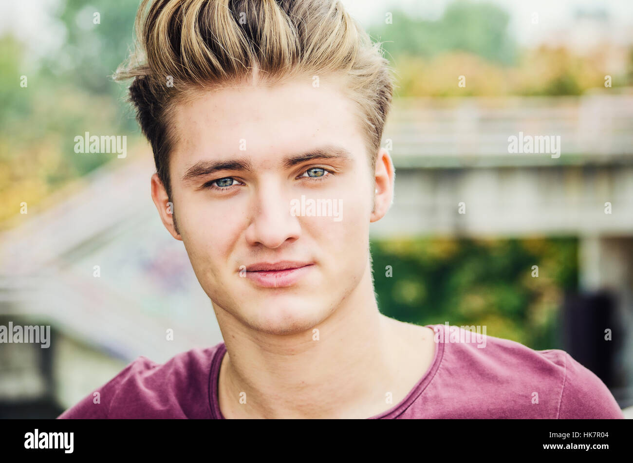 Jolie blonde aux yeux bleus, jeune homme head-shot Photo Stock - Alamy