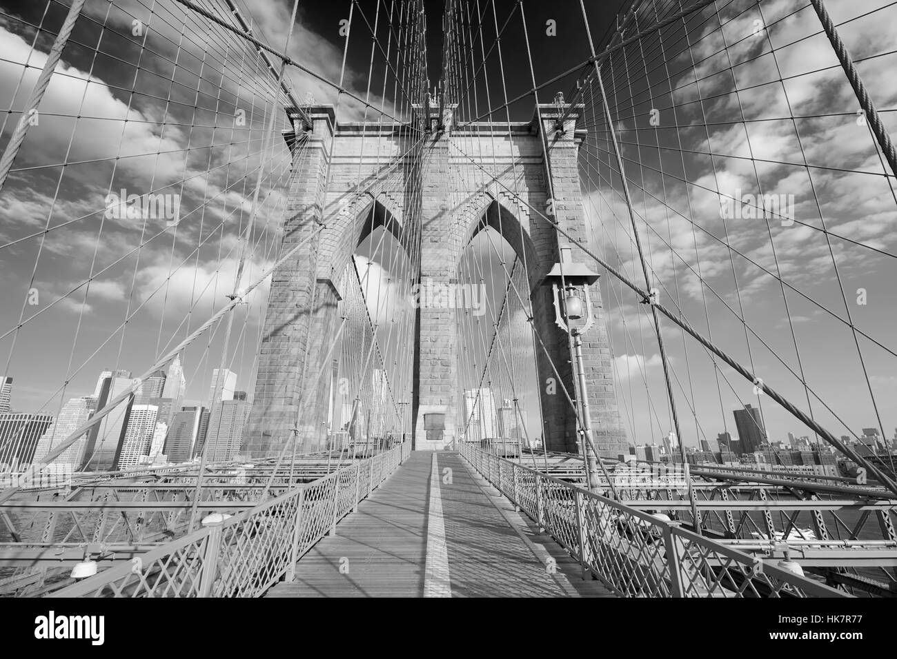 Pont de Brooklyn vide en vue d'une journée ensoleillée, New York en noir et blanc Banque D'Images