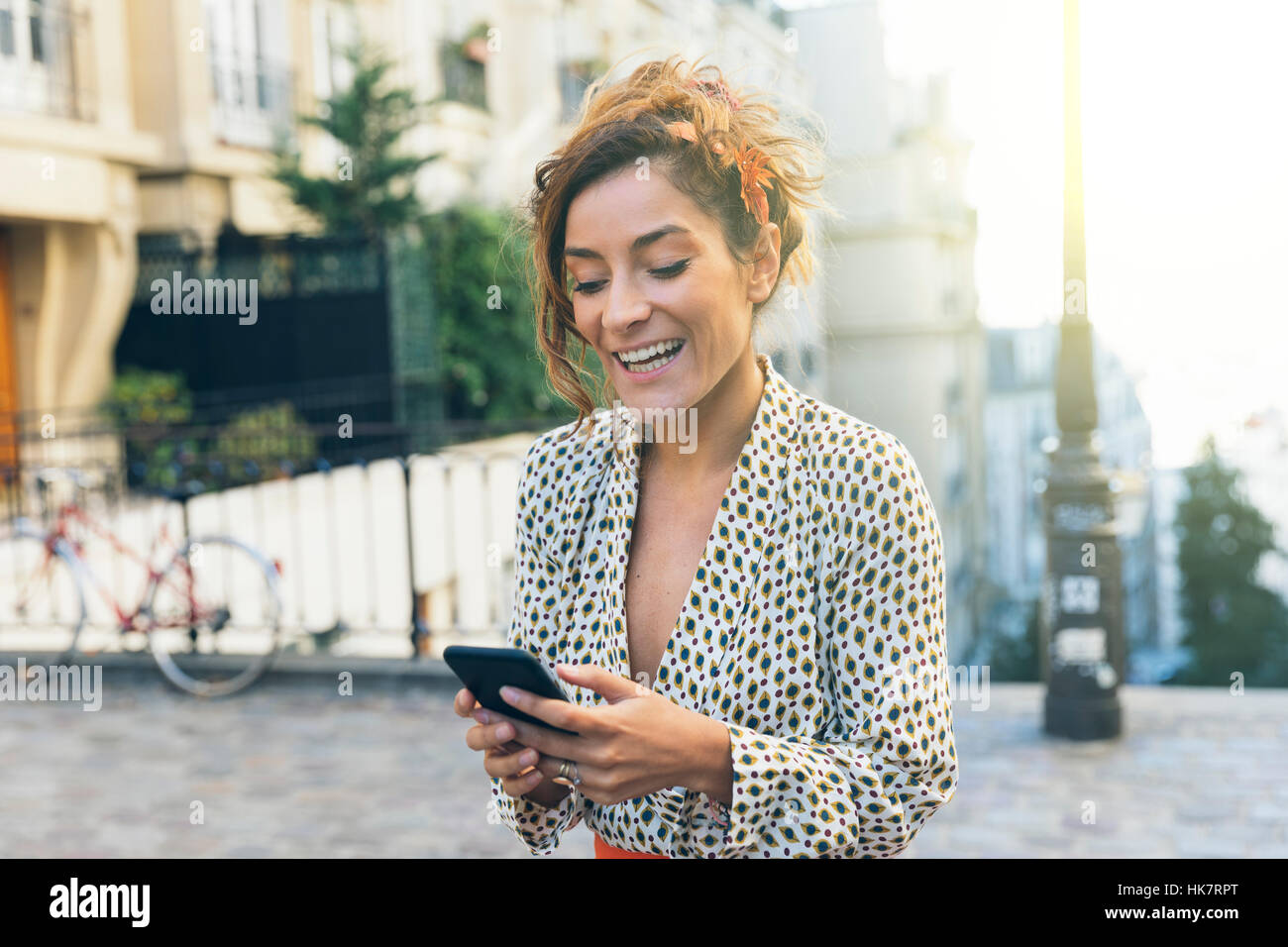 Paris, jolie femme visiter Montmartre et à l'aide d'un téléphone intelligent Banque D'Images