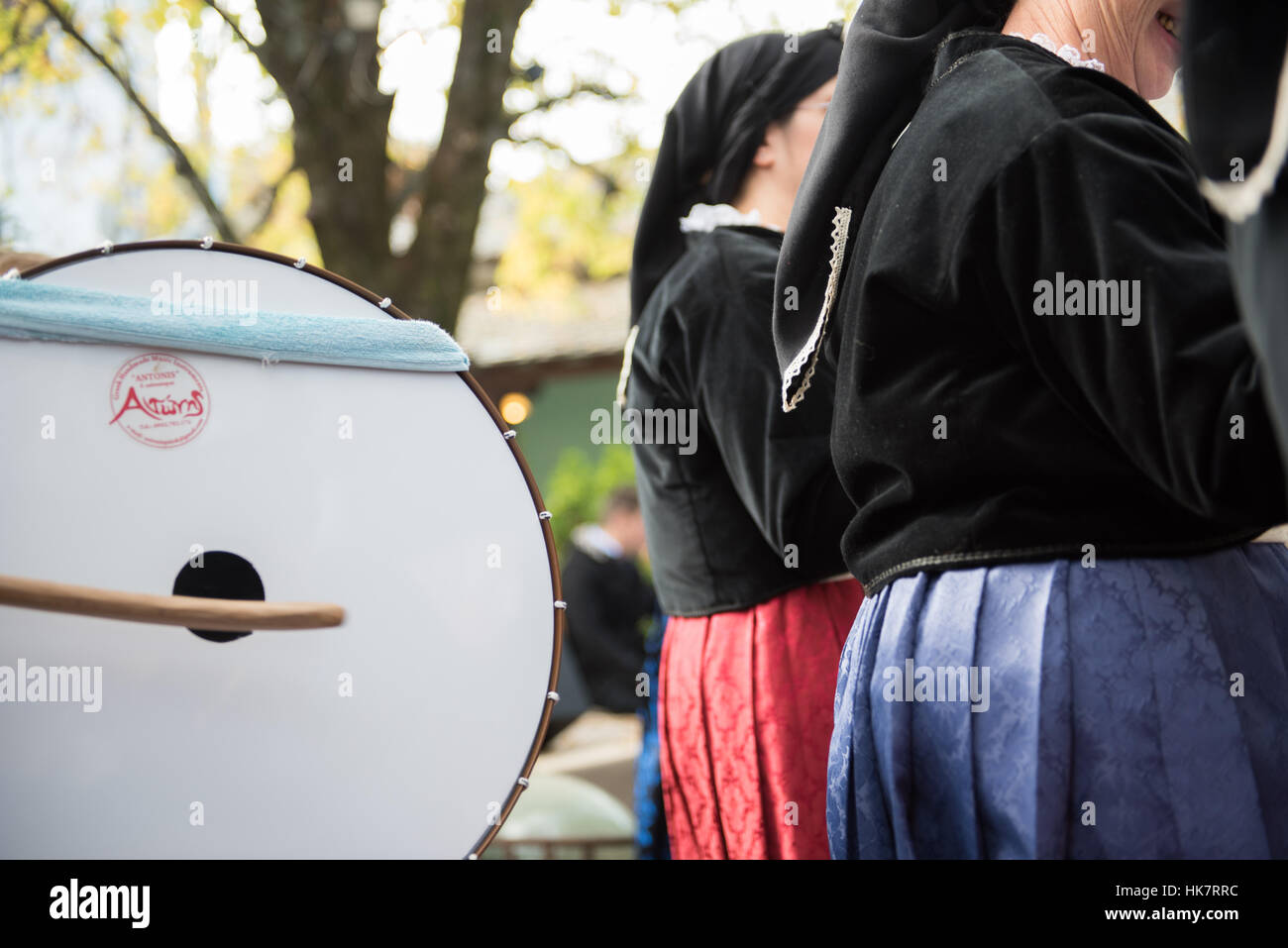 La danse traditionnelle dans un village grec Banque D'Images