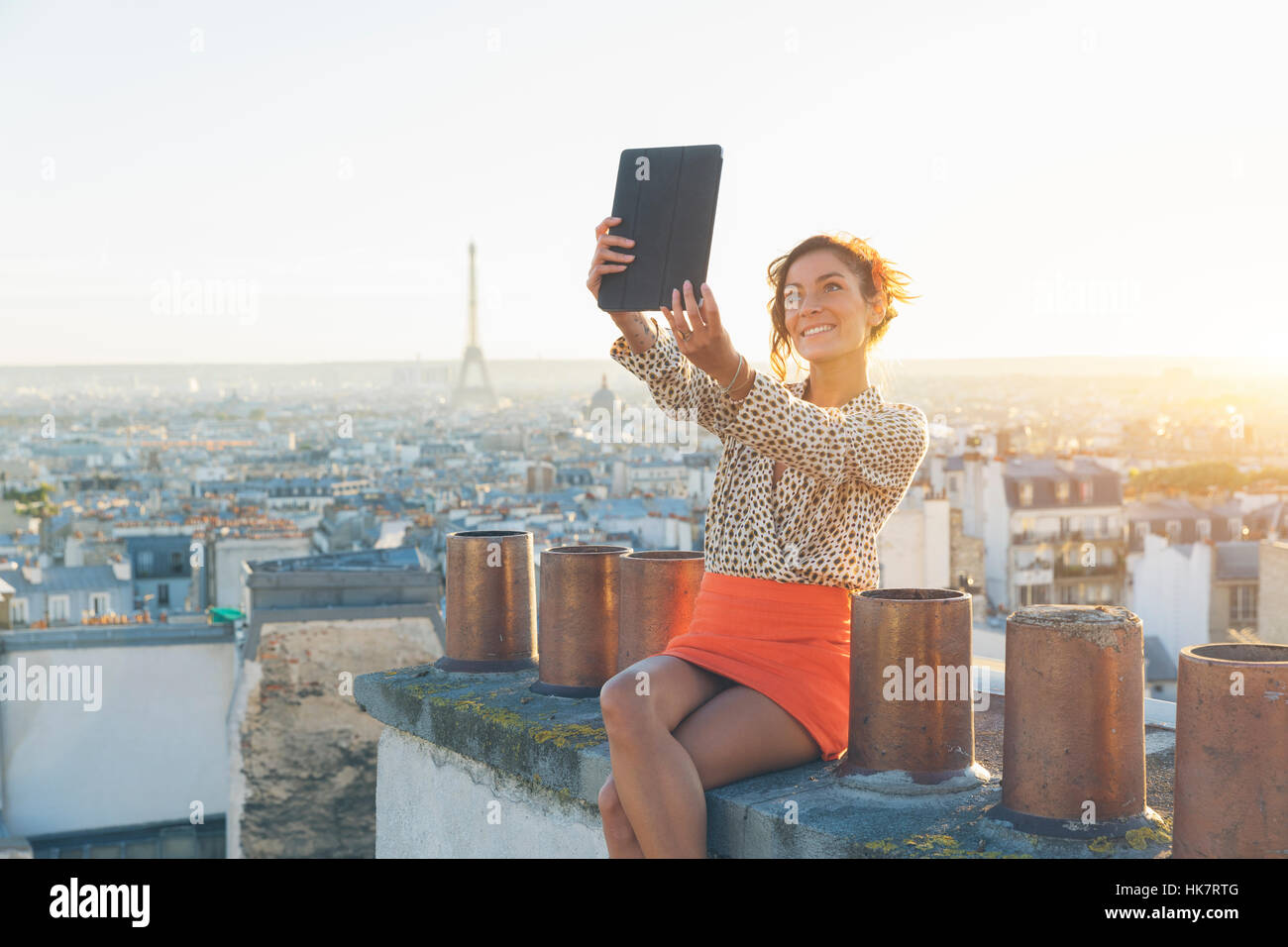 Une femme sur les selfies les toits de Paris Banque D'Images