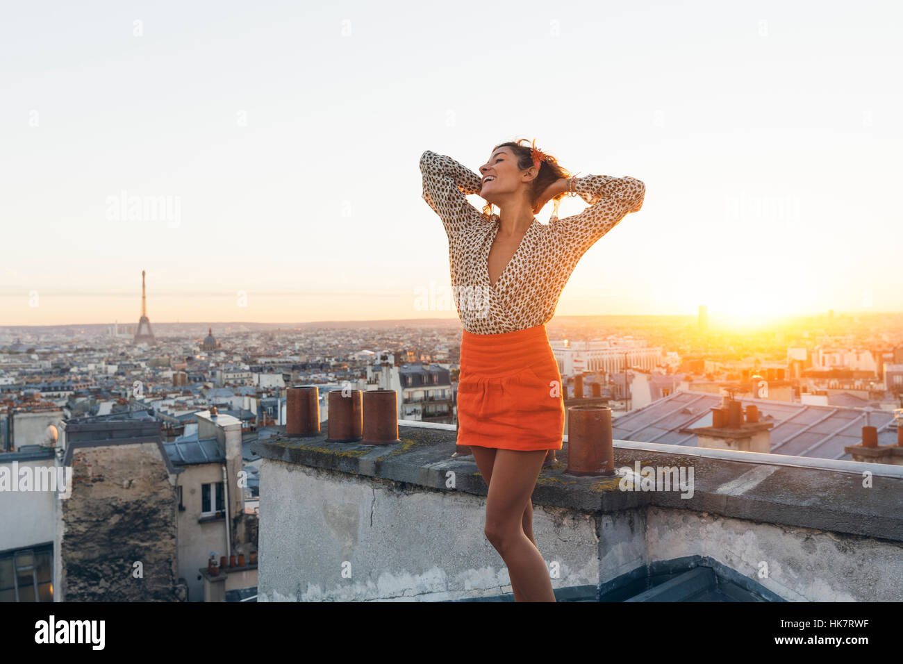 Paris, Happy woman enjoying view sur les toits de Paris Banque D'Images