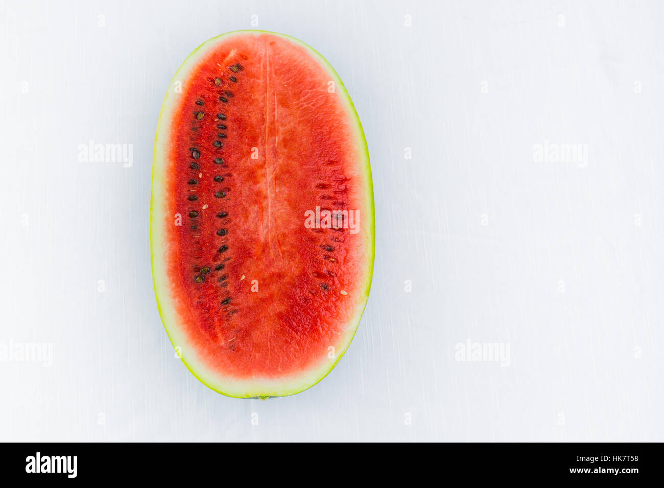 Watermelon coupées en deux ou en segments.demi-lune. Fruit d'été méditerranéen ou sicilienne. Sur fond blanc Coupe. ressource graphique. Banque D'Images