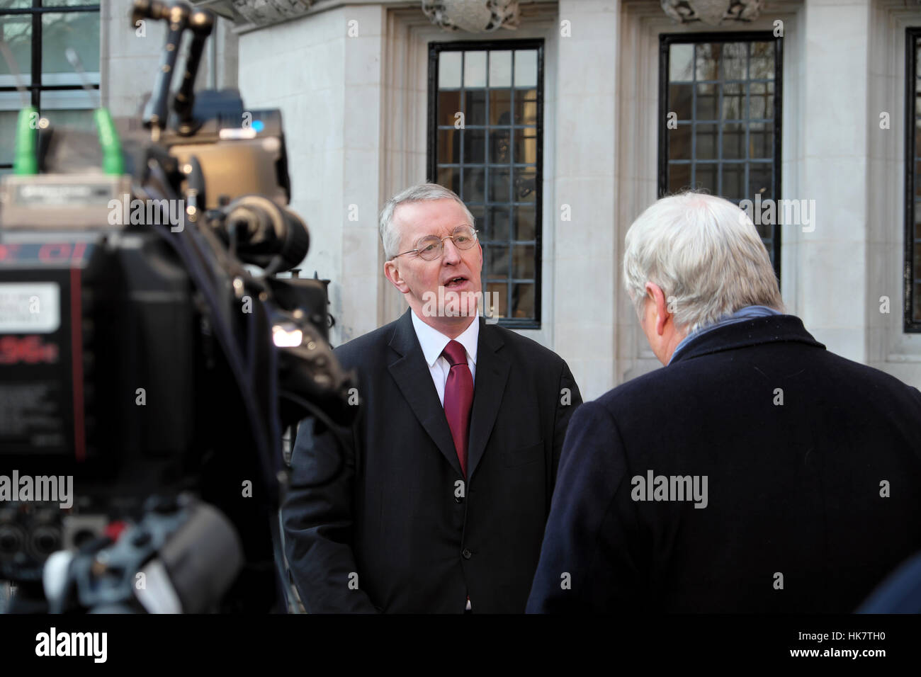 MP Hillary Benn, interview à l'extérieur de l'édifice de la Cour suprême après l'article 50 en faveur du Parlement London UK KATHY DEWITT Banque D'Images