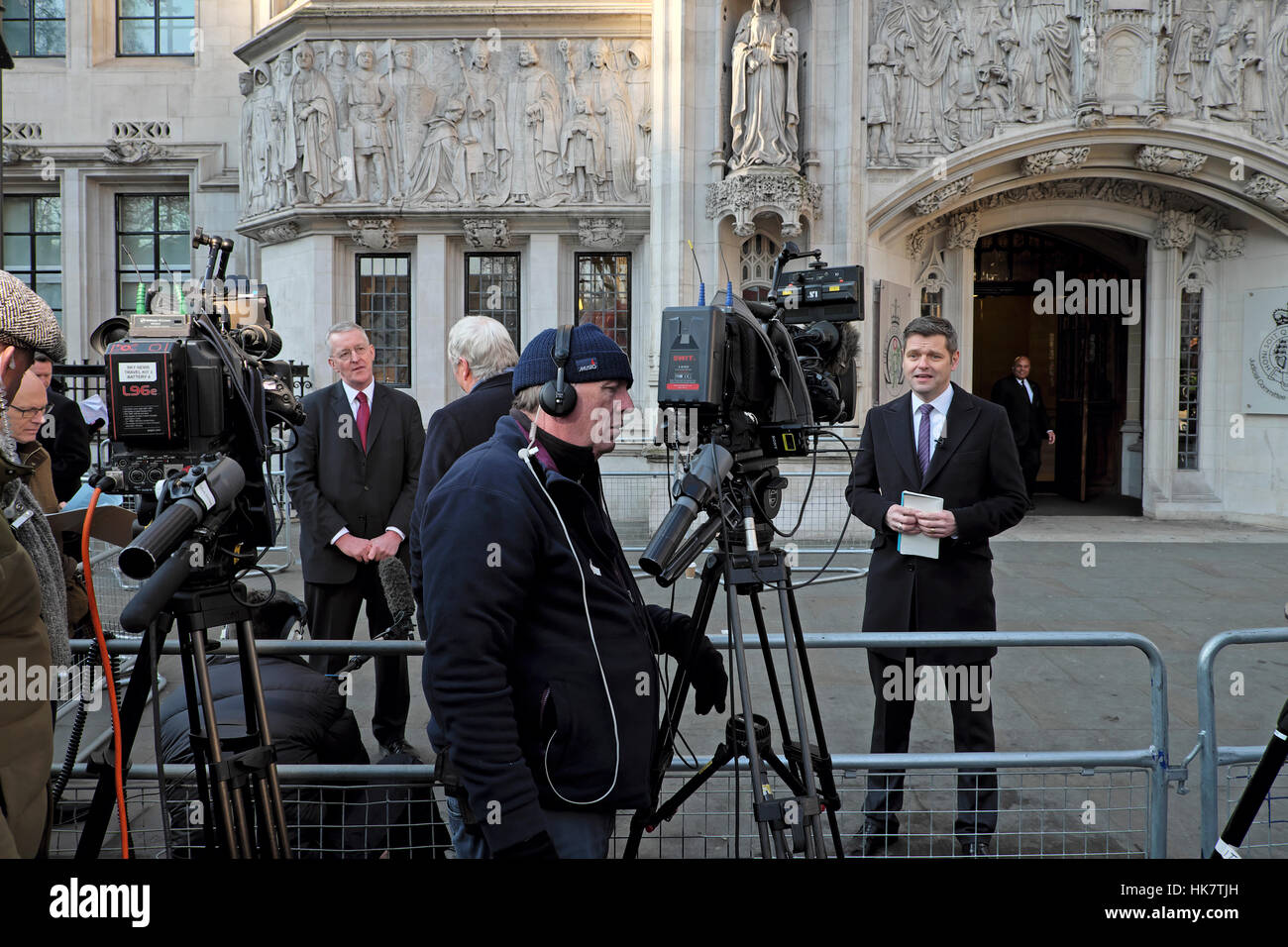 MP Hillary Benn l. interview & l'équipe du film à l'extérieur de l'édifice de la Cour suprême après l'article 50 en faveur du Parlement London UK KATHY DEWITT Banque D'Images