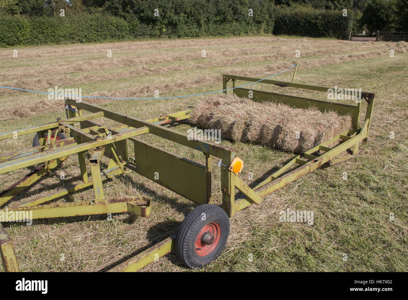 La Fenaison, un traîneau utilisé pour recueillir des balles à leur sortie de la ramasseuse-presse.. Banque D'Images