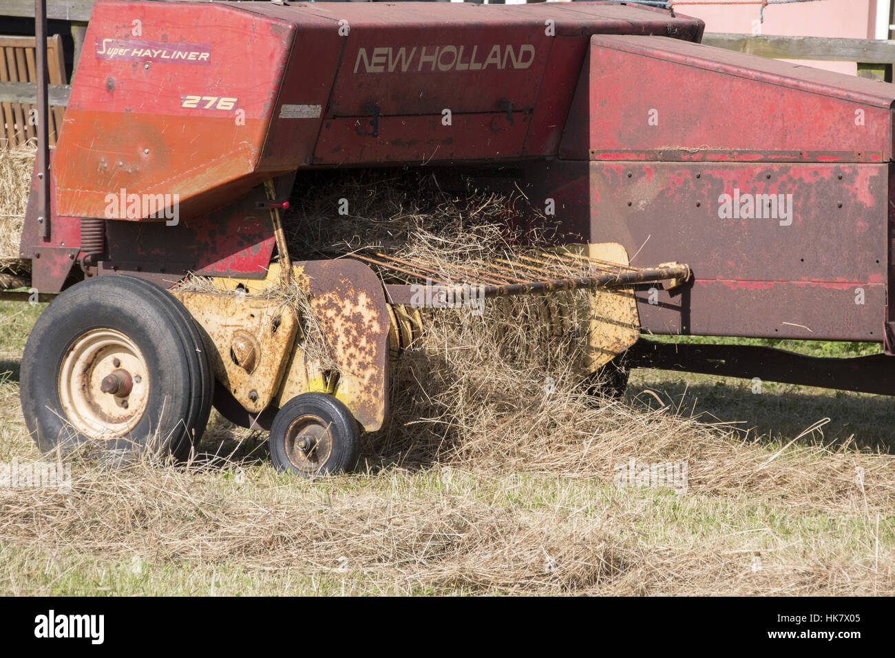La Fenaison, troisième étape, ramasseuse-presse classique. Banque D'Images