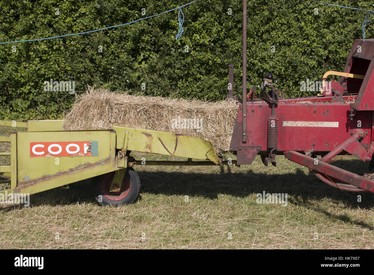 La Fenaison, troisième étape, ramasseuse-presse à balles classiques se déplace en traîneau. Banque D'Images