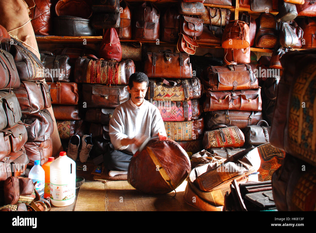Produits en cuir et les artisans de Fès Maroc Banque D'Images