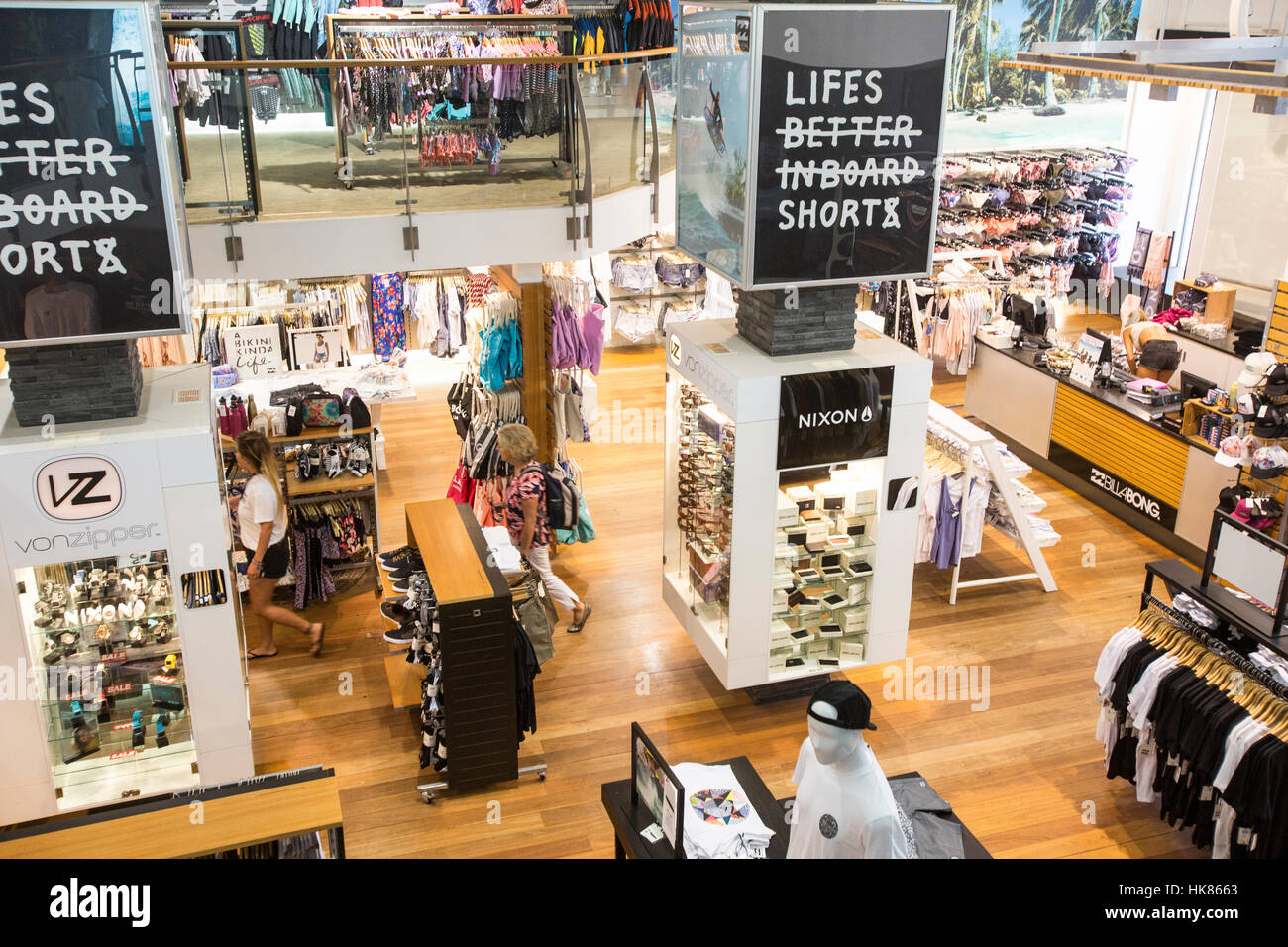 Intérieur d'un magasin de vêtements Billabong Surf Shop à Manly Beach ...