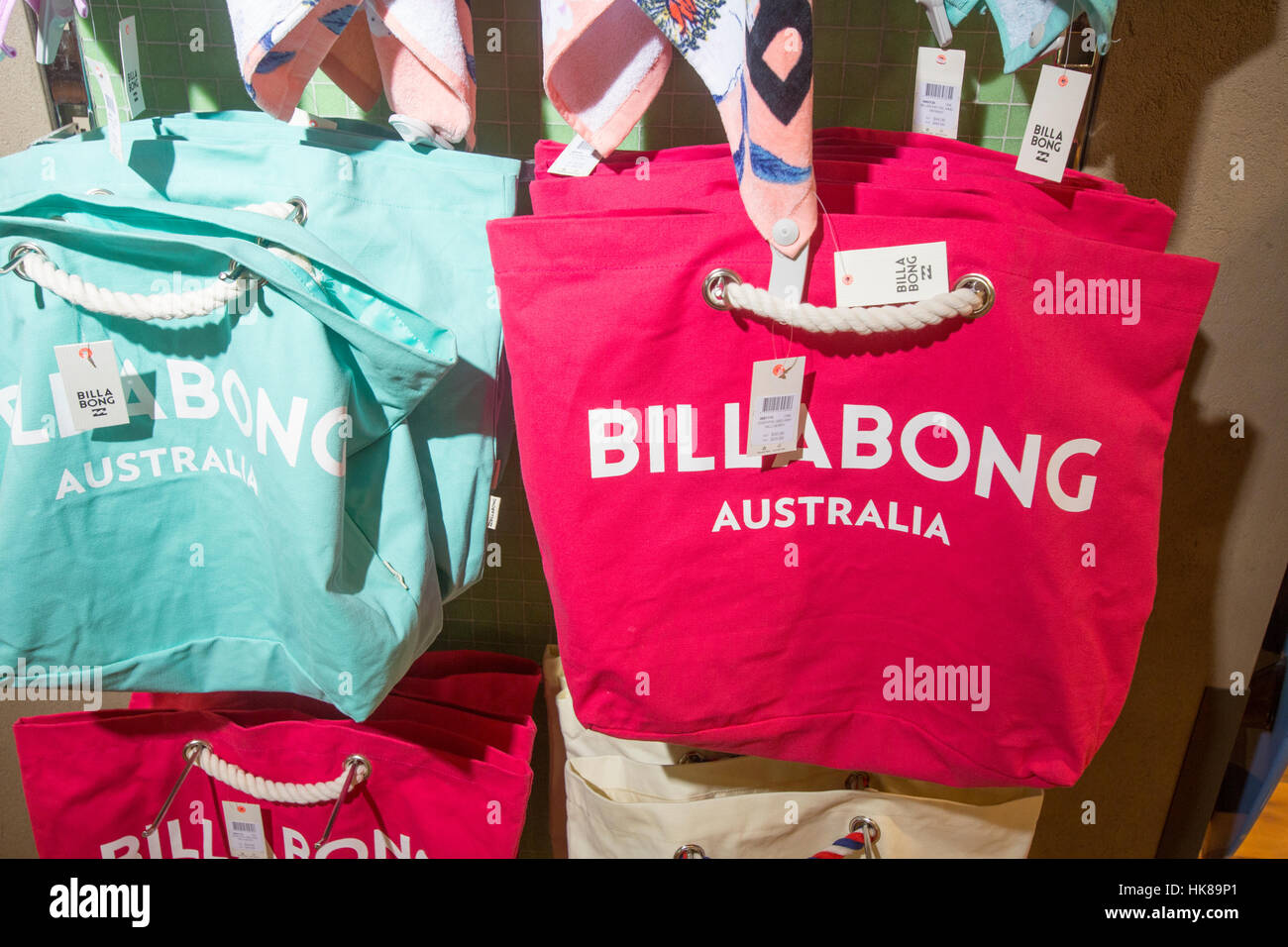 Billabong fait des sacs de plage en vente à l'intérieur de Sydney Billabong store,Nouvelle Galles du Sud, Australie. Banque D'Images