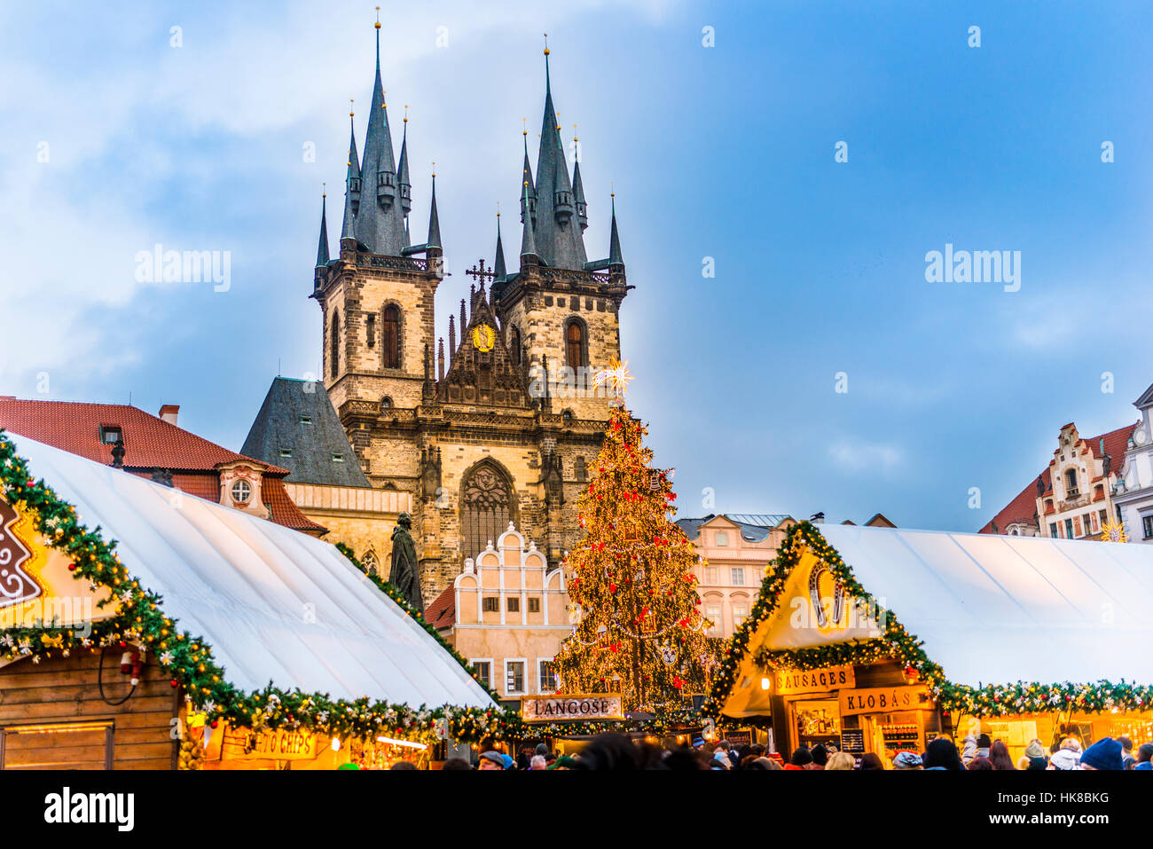 La cathédrale de Tyn, marché de Noël, Place de la Vieille Ville, Prague, République Tchèque Banque D'Images