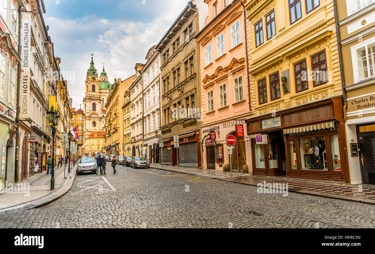 Vue sur la rue, le centre historique de Prague, l'église Saint Nicolas, Kostel sv. Mikuláše, Prague, la Bohême, République Tchèque Banque D'Images