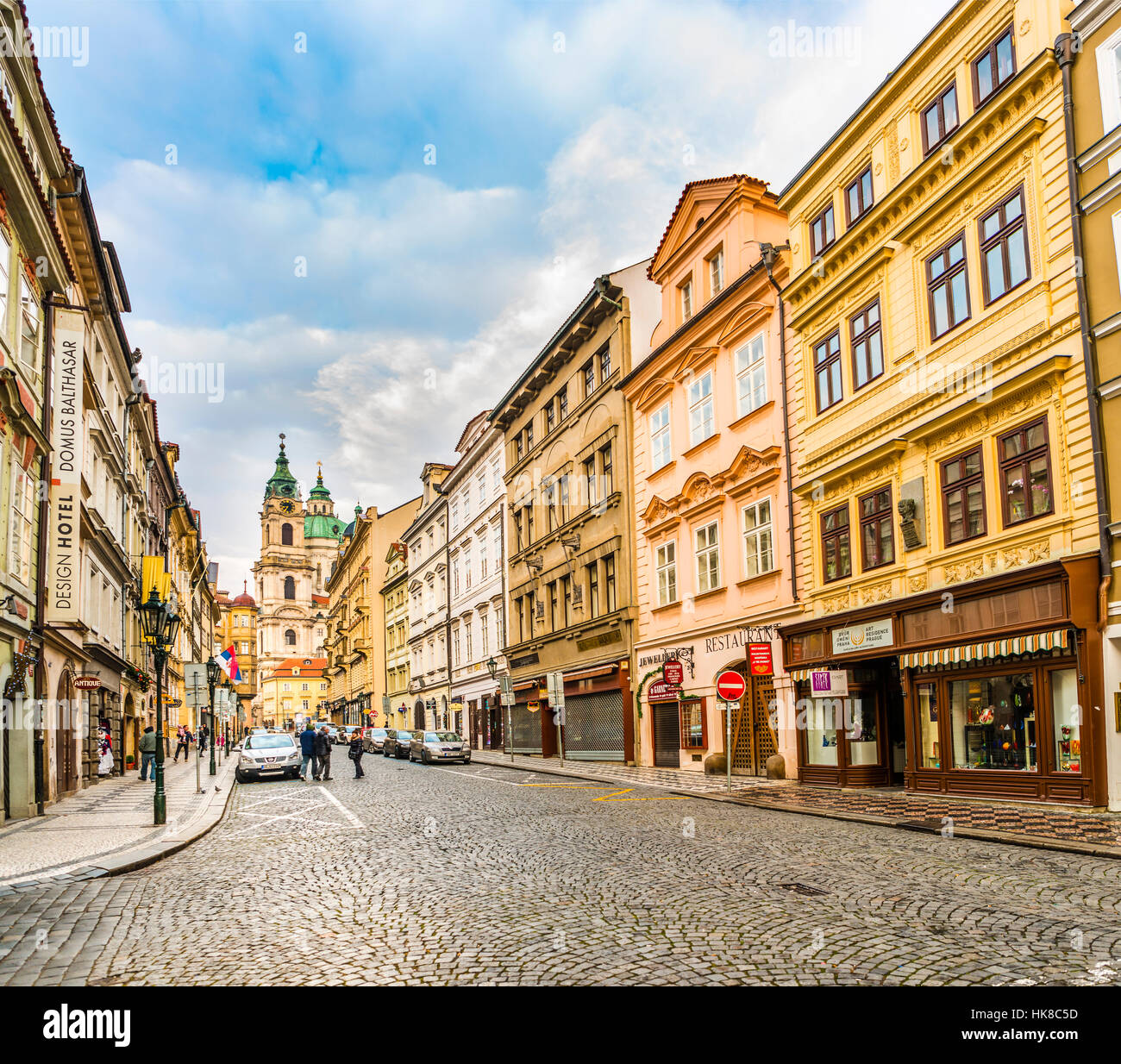 Vue sur la rue, le centre historique de Prague, l'église Saint Nicolas, Kostel sv. Mikuláše, Prague, la Bohême, République Tchèque Banque D'Images