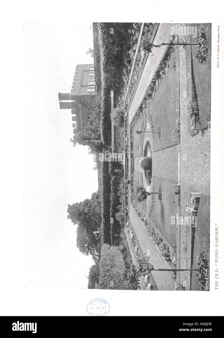 Illustration tirée de « The Thames Illustrated », présentant des vues panoramiques sur la Tamise, de Richmond à Oxford, avec des paysages pittoresques et des monuments remarquables. Banque D'Images