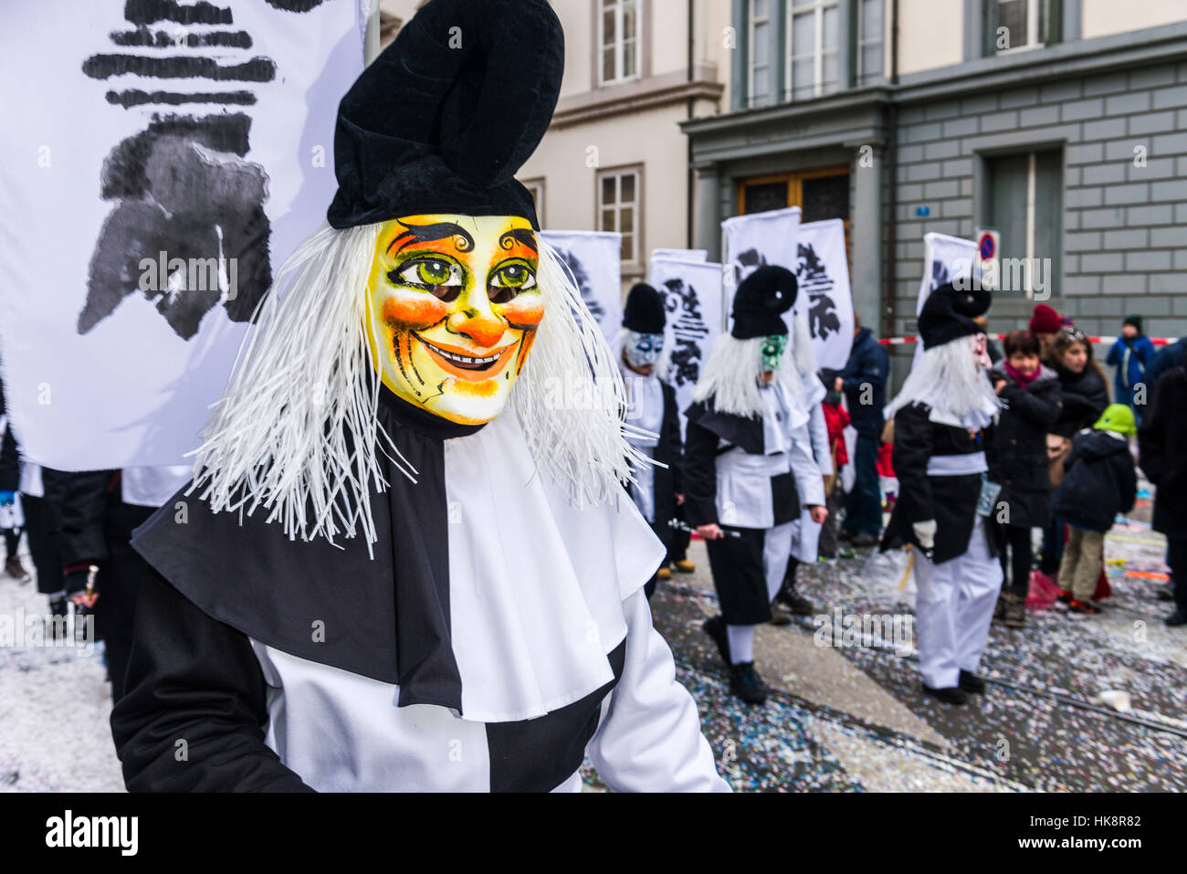 Des hommes masqués et les femmes se joignent au grand cortège de Carnaval, l'un des événements les plus spectaculaires Banque D'Images