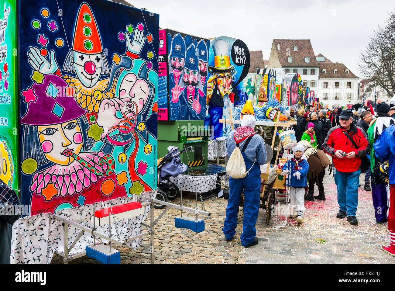 Tous les grands laterns, coloré décoré avec des thèmes sociaux et politiques, s'affichent sur la Münsterplatz de Basler Fasnacht Banque D'Images