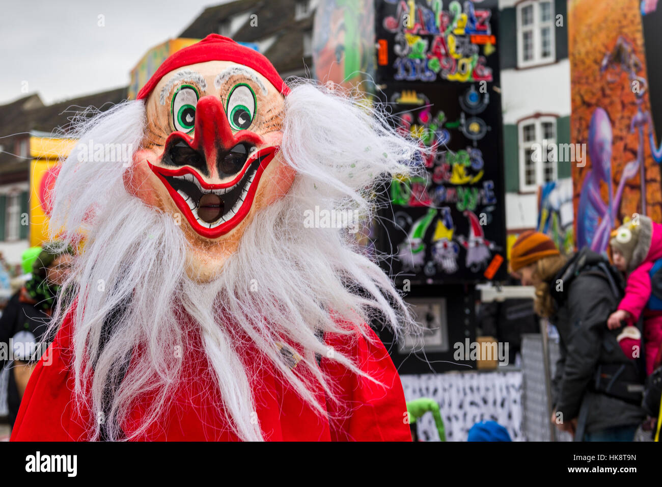 De nombreux groupes de gens masqués à pied à travers les rues de Bâle pour 3 jours et nuits de Basler Fasnacht, jouer de la musique tout le temps Banque D'Images