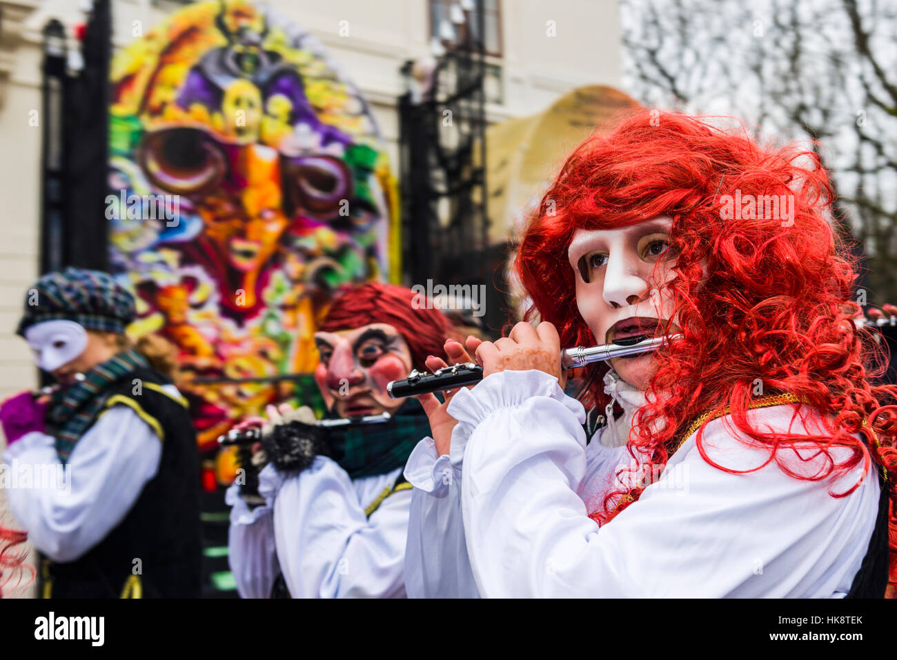 De nombreux groupes de gens masqués à pied à travers les rues de Bâle pour 3 jours et nuits de Basler Fasnacht, jouer de la musique tout le temps Banque D'Images