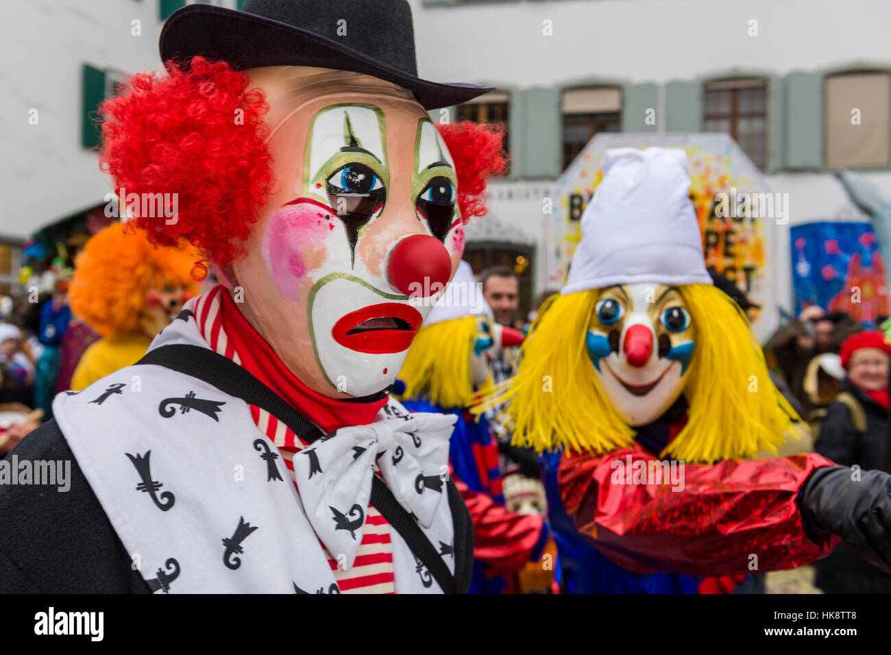 De nombreux groupes de gens masqués à pied à travers les rues de Bâle pour 3 jours et nuits de Basler Fasnacht, jouer de la musique tout le temps Banque D'Images