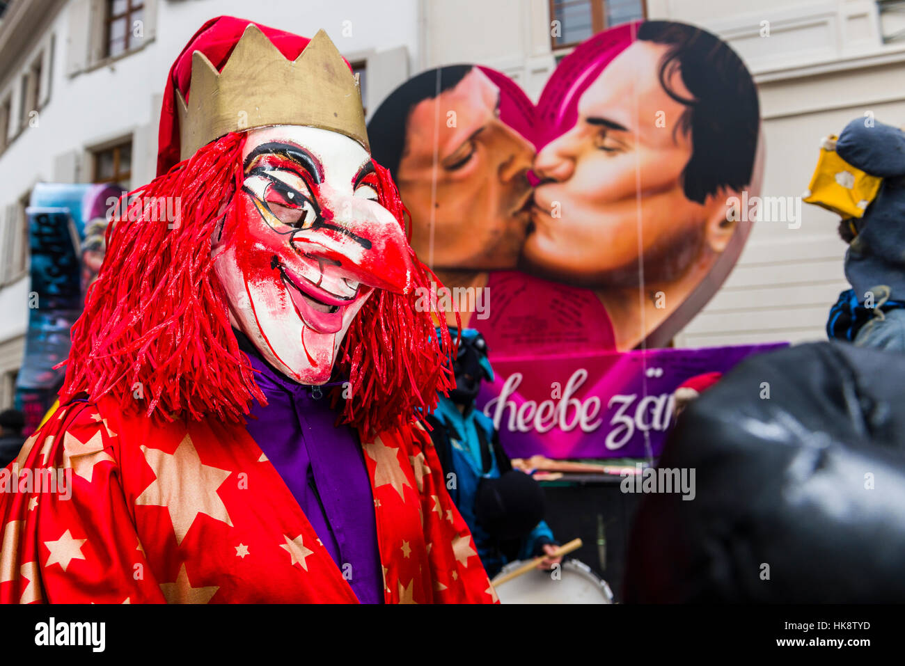 De nombreux groupes de gens masqués à pied à travers les rues de Bâle pour 3 jours et nuits de Basler Fasnacht, jouer de la musique tout le temps Banque D'Images