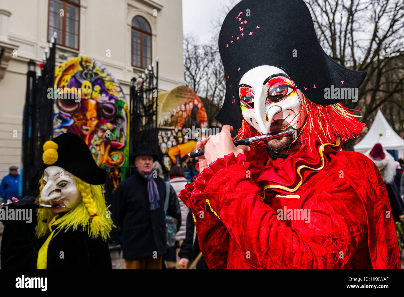 De nombreux groupes de gens masqués à pied à travers les rues de Bâle pour 3 jours et nuits de Basler Fasnacht, jouer de la musique tout le temps Banque D'Images