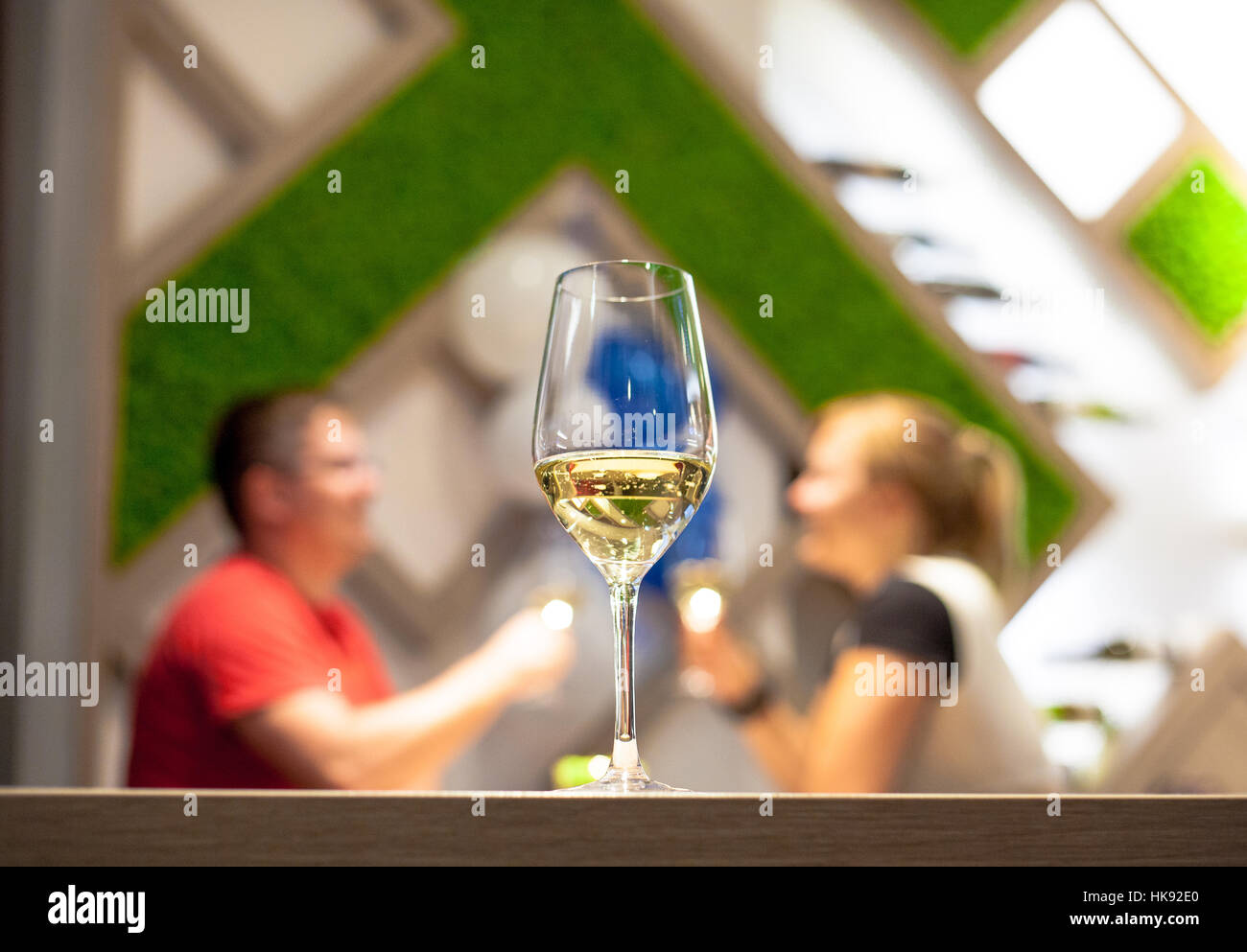 Jeune couple (floue), prendre un verre de vin dans un bar Banque D'Images